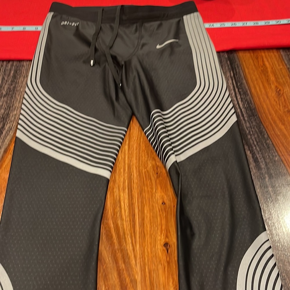 Nike Dri-Fit women’s Workout Leggings. EUC - Picture 4 of 9